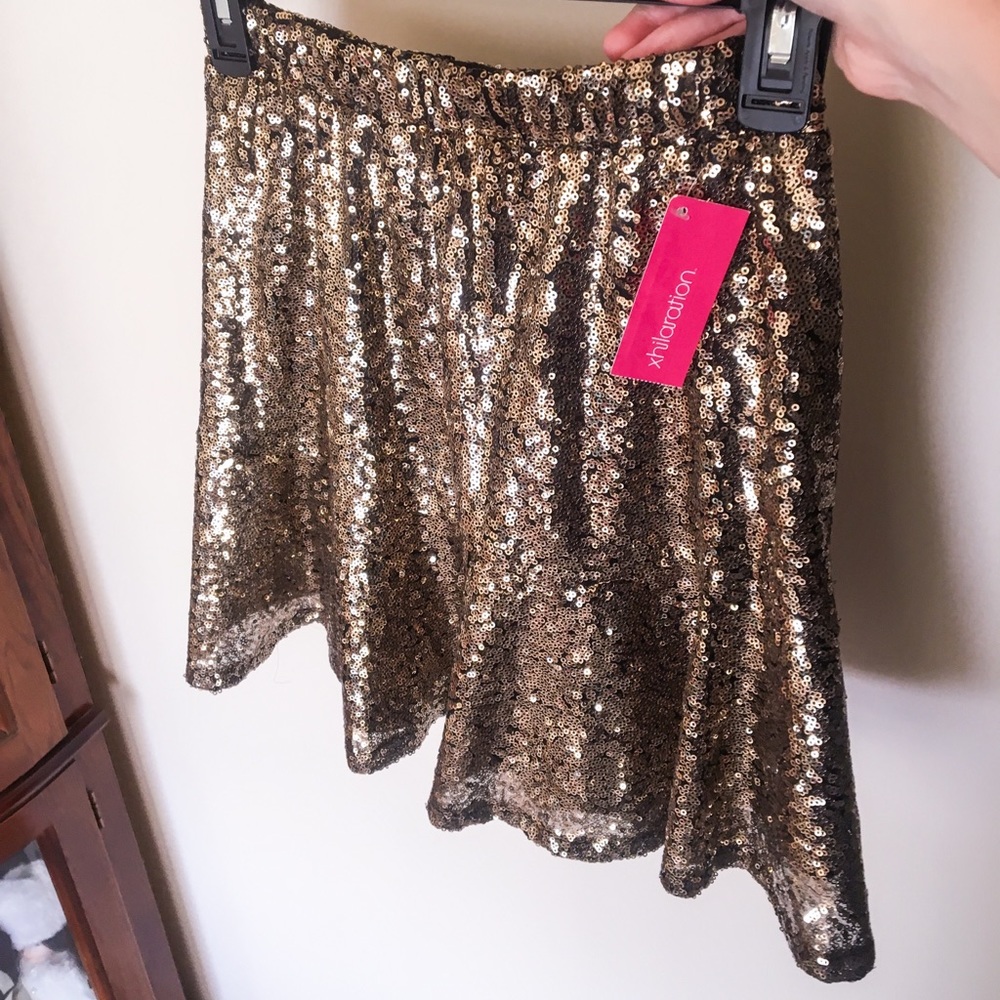 Beautiful good sequent skirt!✨✨